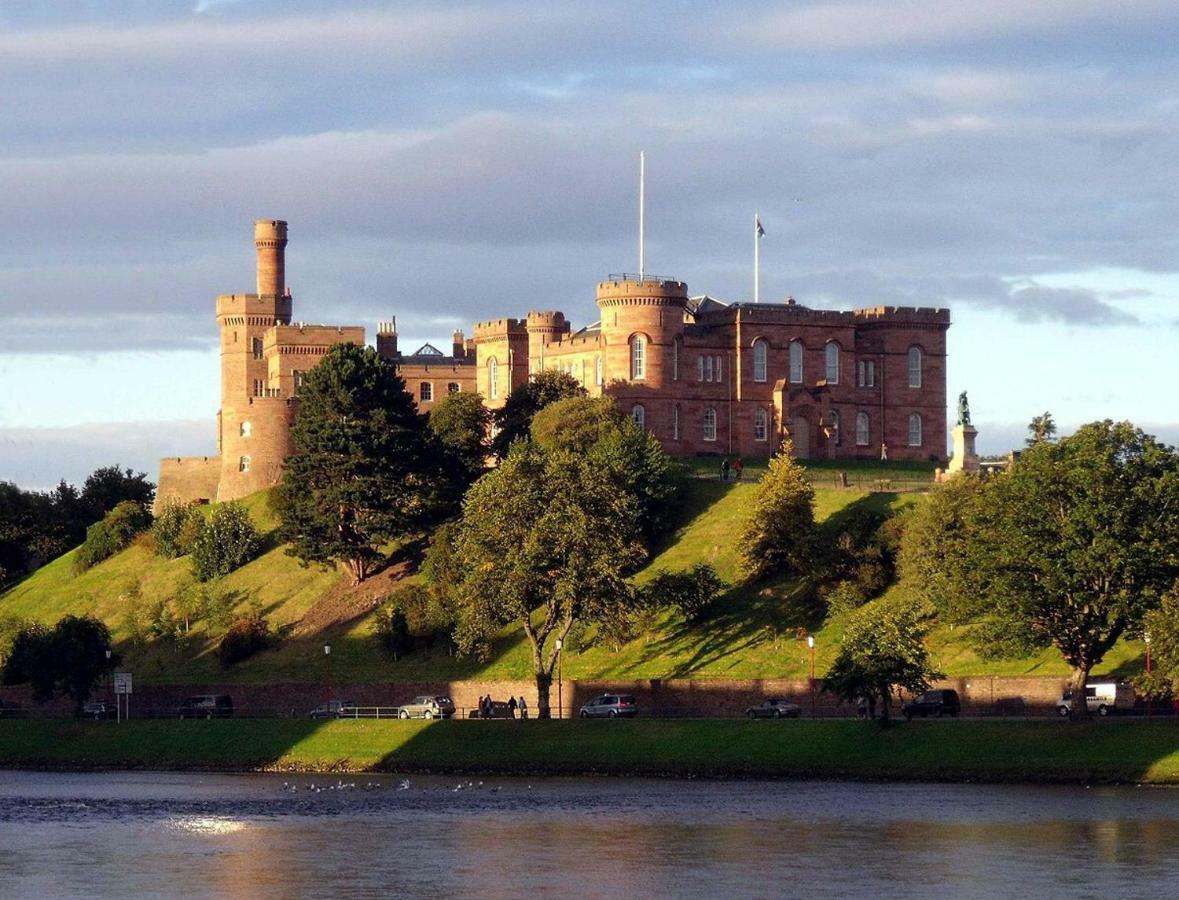 Azim&Suzi's city centre apartment Inverness Esterno foto